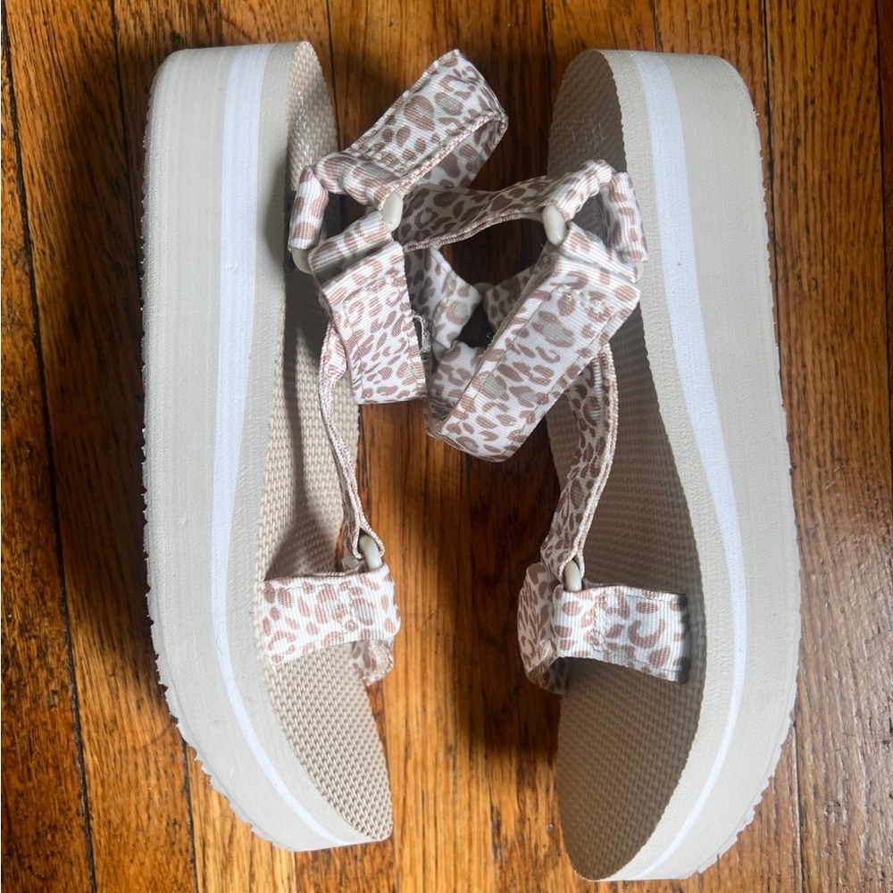 sandals size 8 Women's no boundaries
